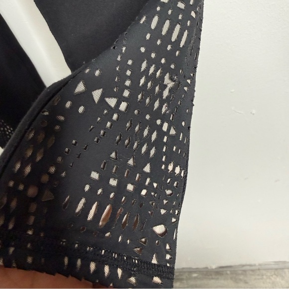 ALO Yoga Black Patina High Waist Black Capri Leggings Sz M Yoga Pilates Workout - Picture 16 of 16